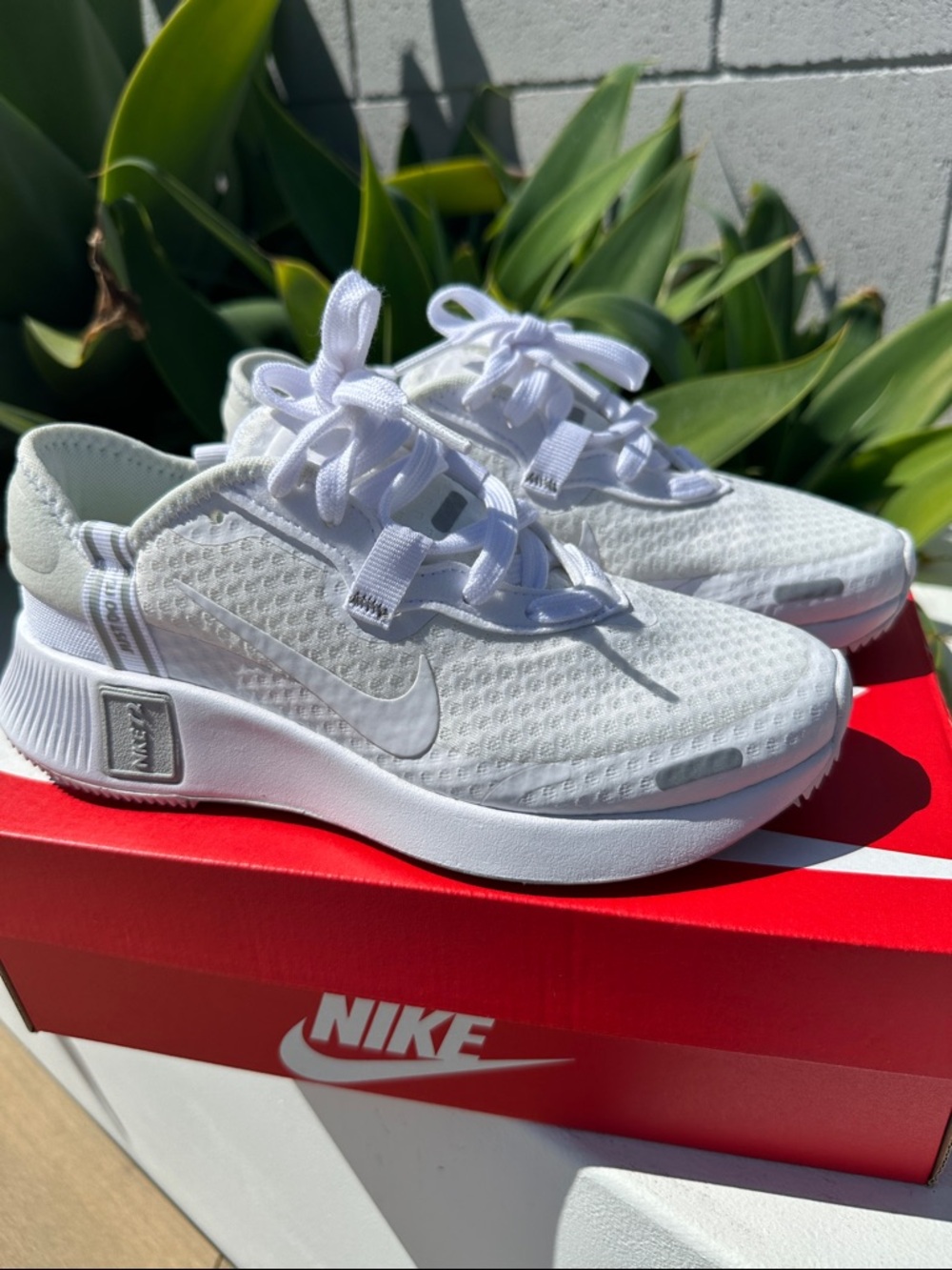 Nike Women Reposto - White, athletic leisure wear for comfort & style.